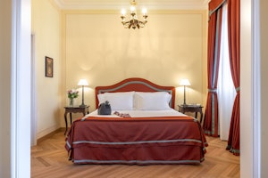 Deluxe Partial Lake View - Bedroom