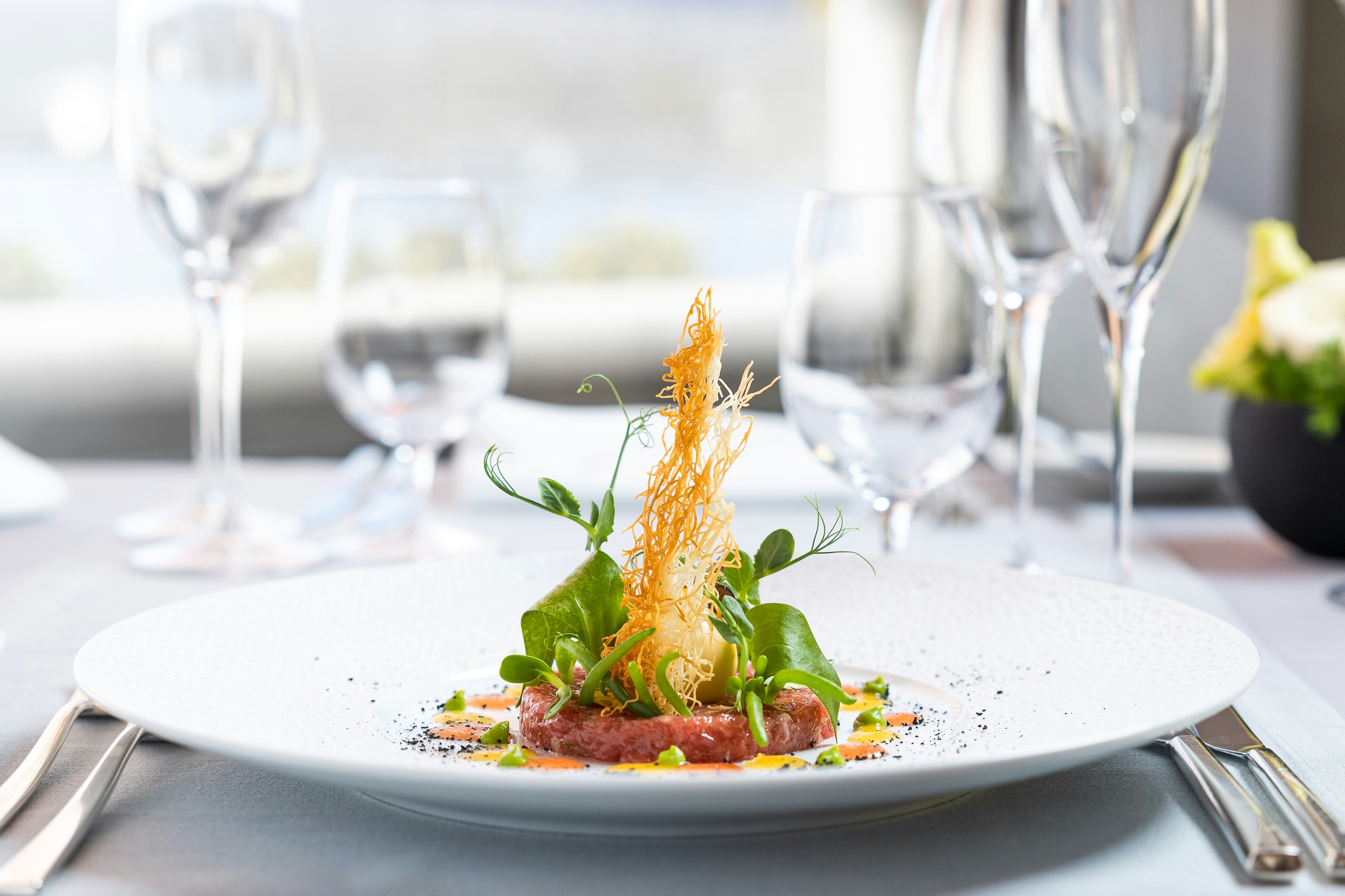 Arte Tatar Von Mittelmeer Thunfisch Mit Zitronengrassphare Und Knusprigem Kadaifi