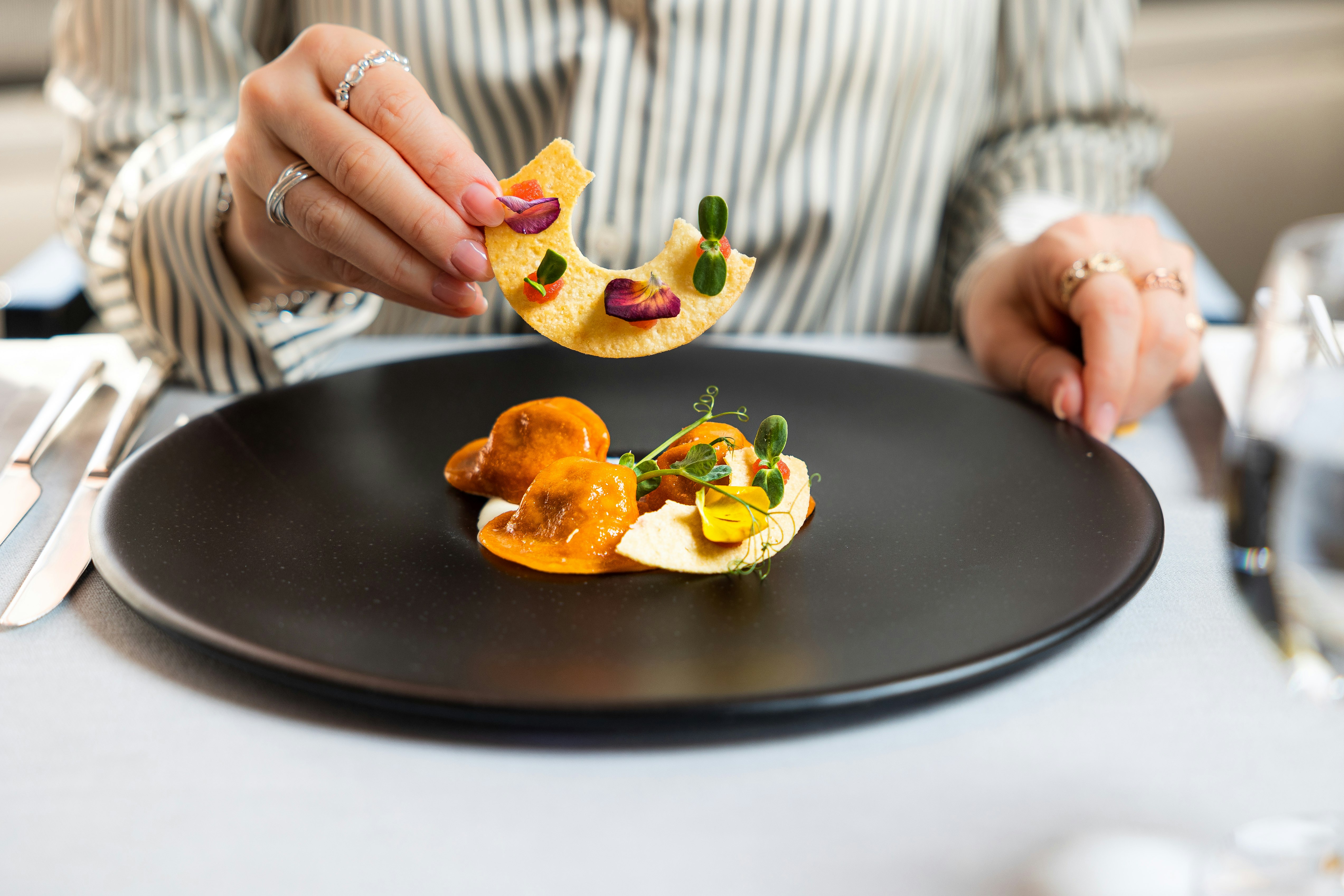 Capelletti Vom Pulled Pork Mit Toma Kasefondue Und Parmesanplatzchen