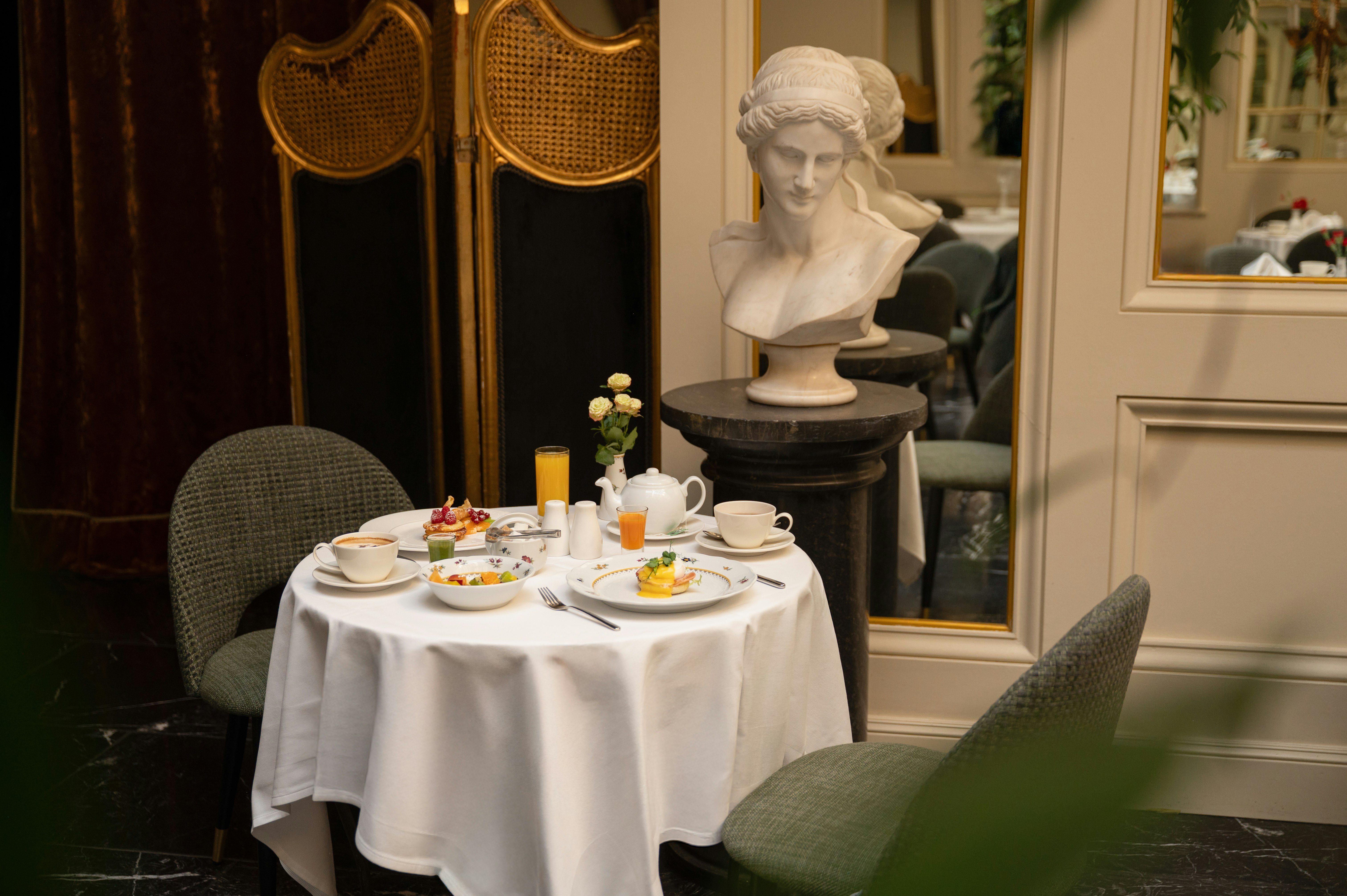 Breakfast Grand Palace Hotel ()