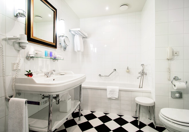 Deluxe King - Bathroom