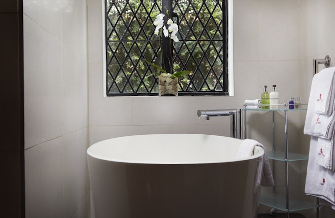 Spacious Super King Suite - Bathroom