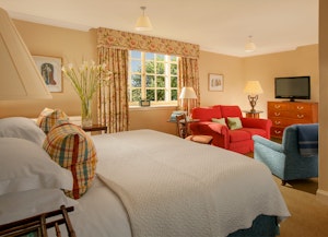 Large Cottage Room - Bedroom