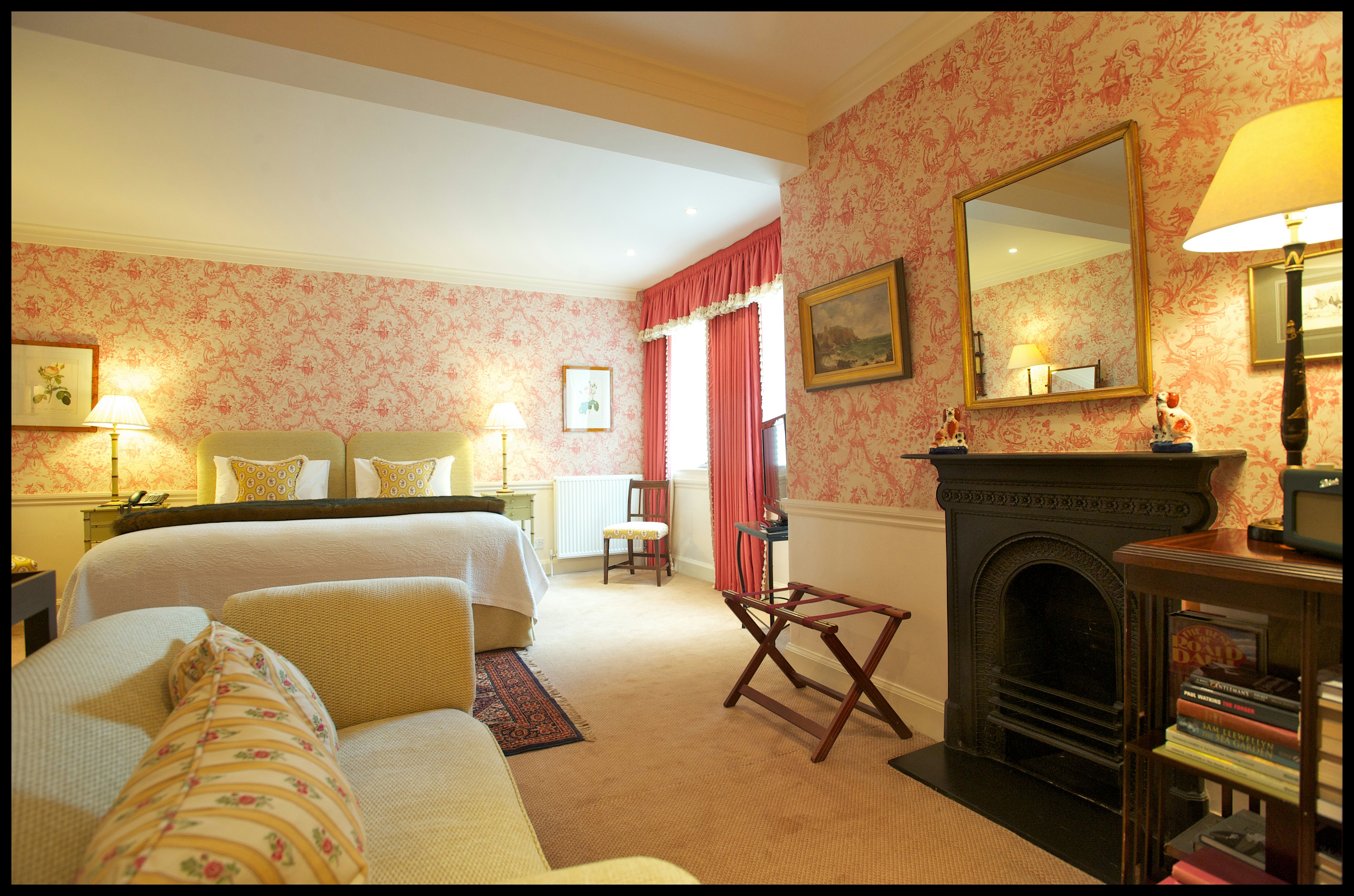 Large Cottage Room - Bedroom