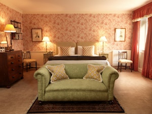 Large Cottage Room - Bedroom