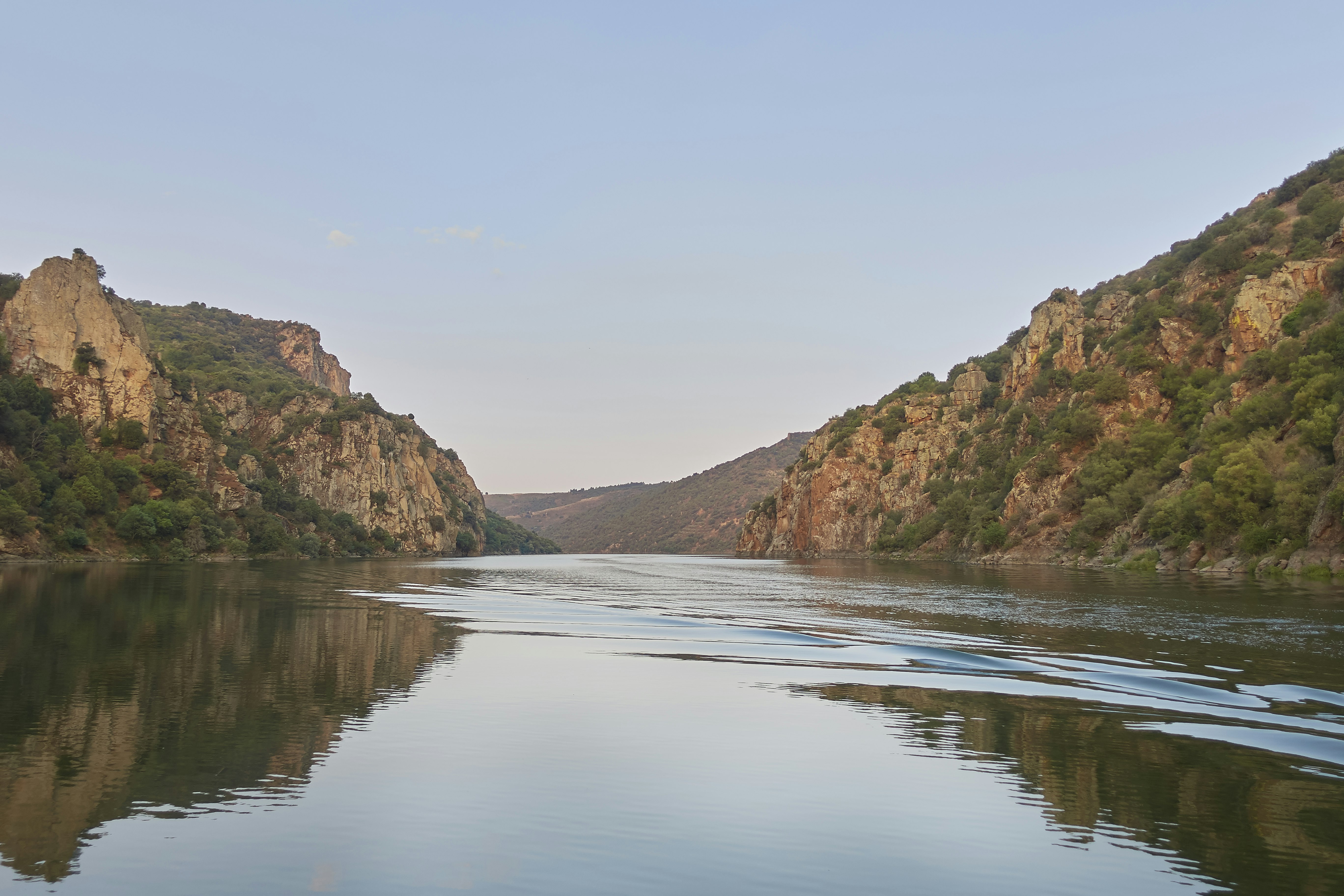 Boat trip along the Duero River