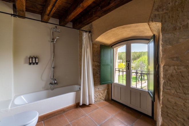 Suite bathroom