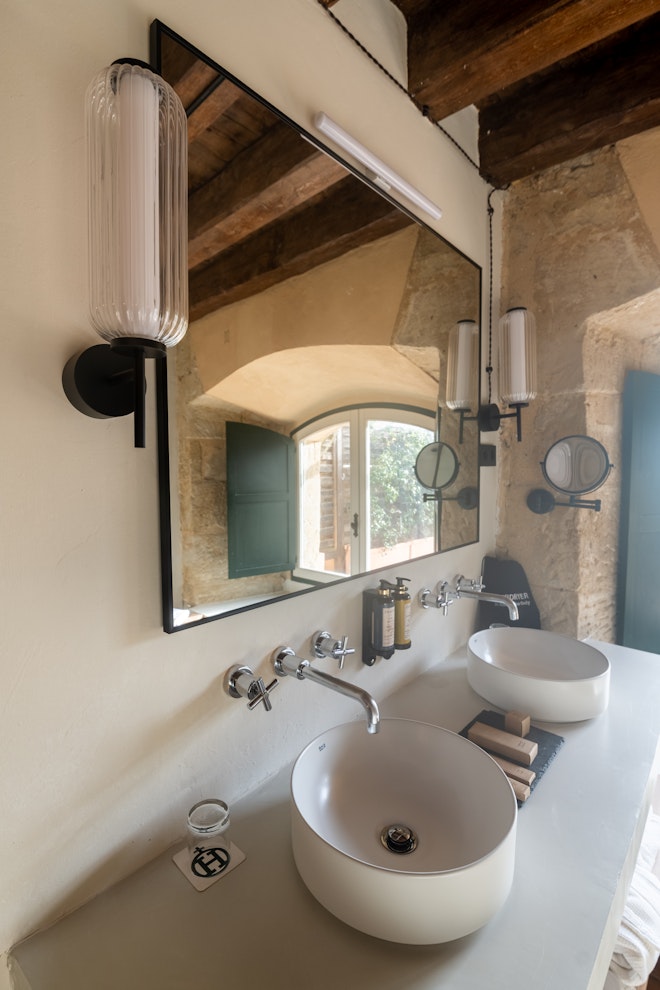 Deluxe Room - Bathroom