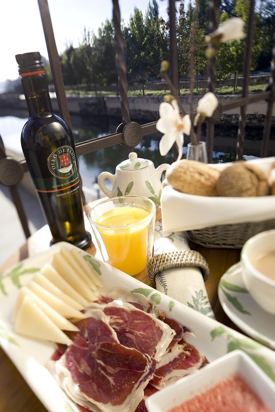 Breakfast by the river Tormes