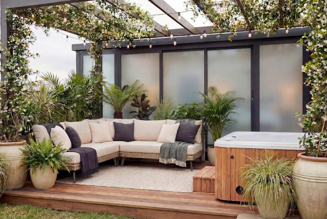 Lookout - Outdoor Lounge & Hot Tub