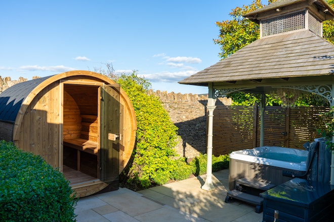 Spa Suite - Outdoor Sauna & Hot Tub
