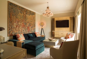 Luxe Hot Tub Suite - Living Area