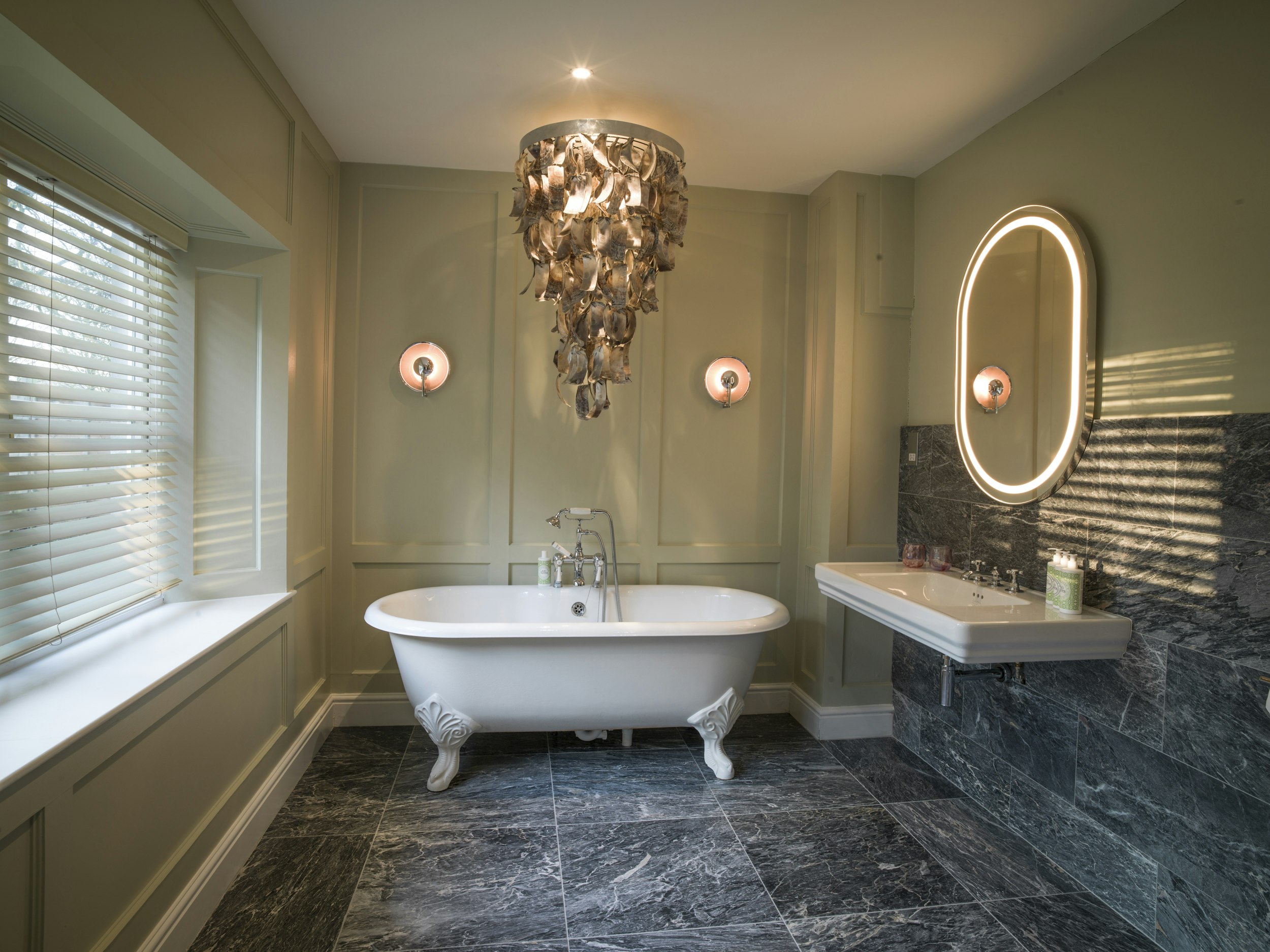 Luxe Hot Tub Suite Bathroom