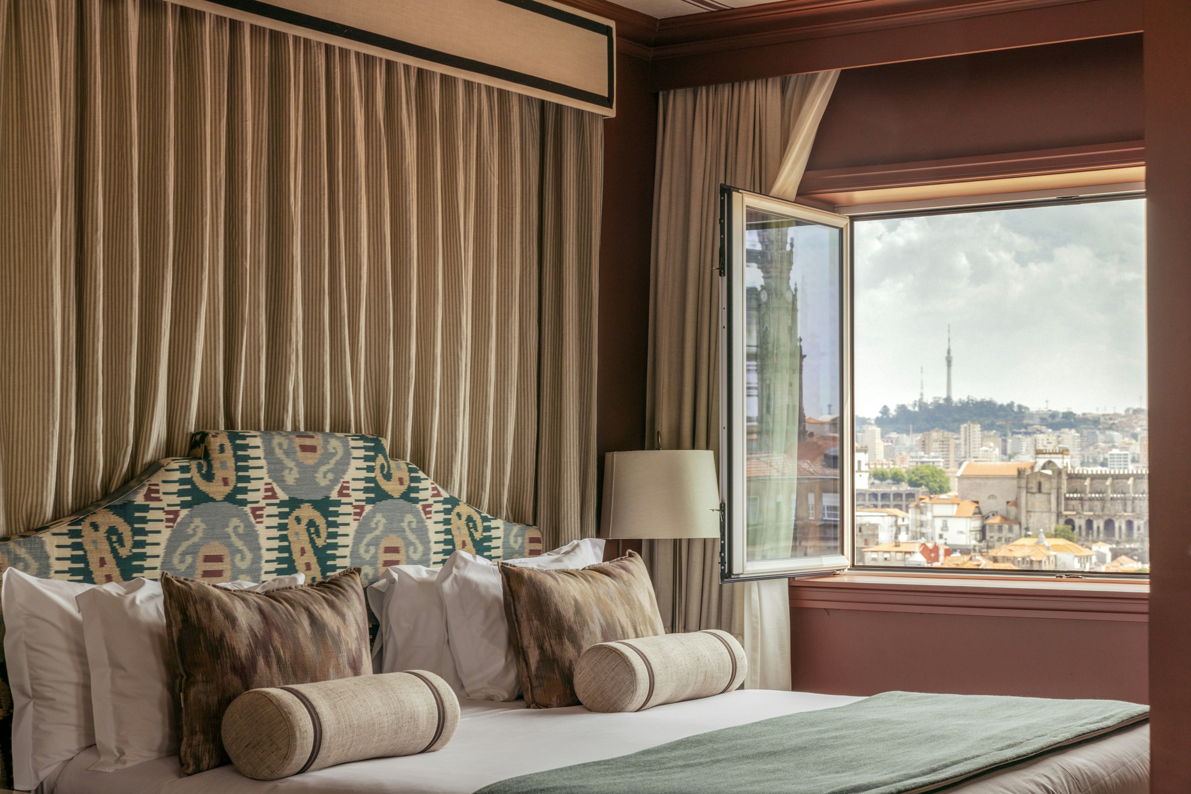 Junior Suite In_s de Castro Theme bedroom