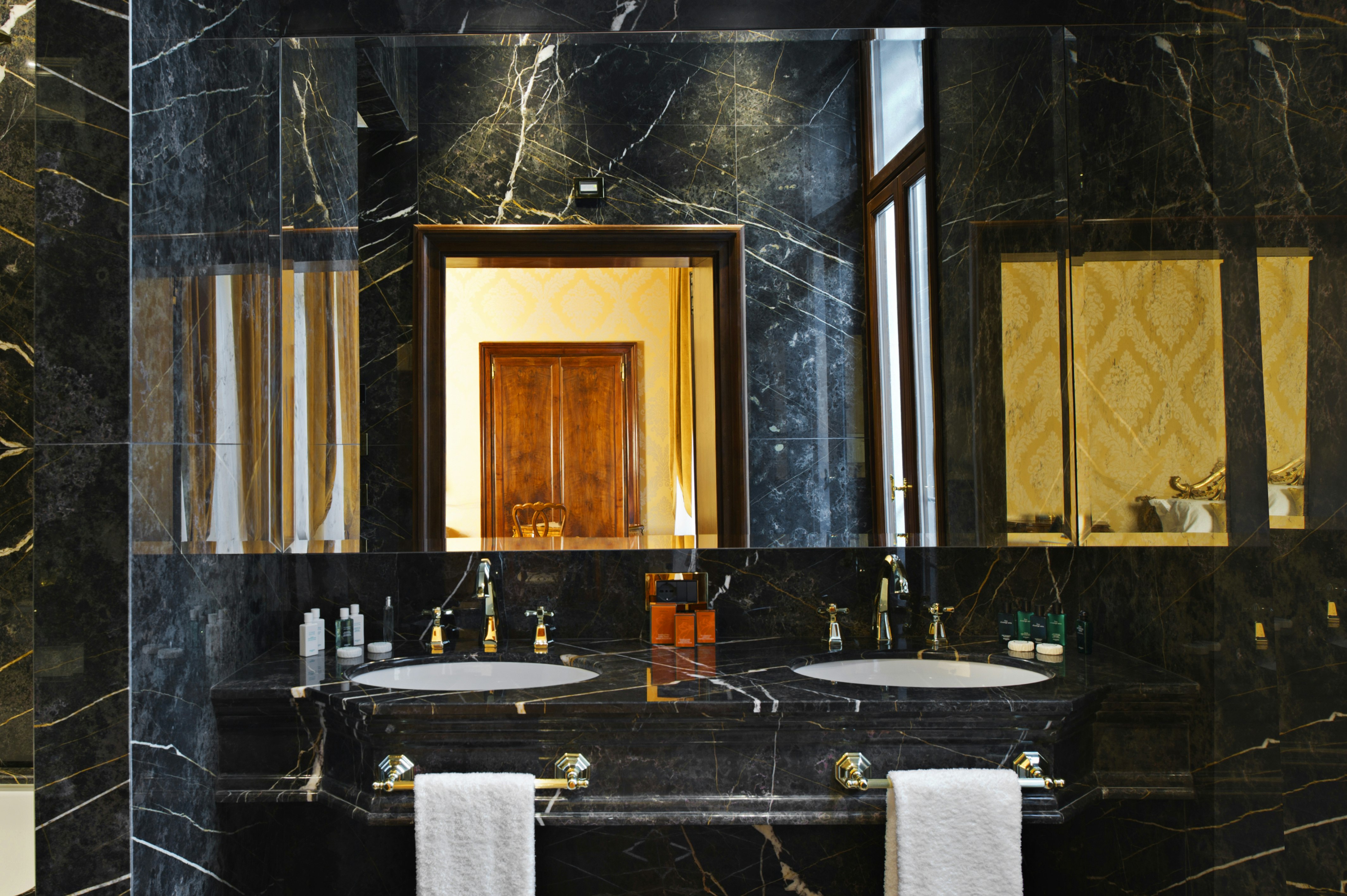 Deluxe Room Bathroom