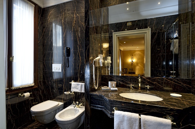 Deluxe Room Bathroom
