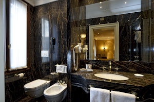 Deluxe Room Bathroom