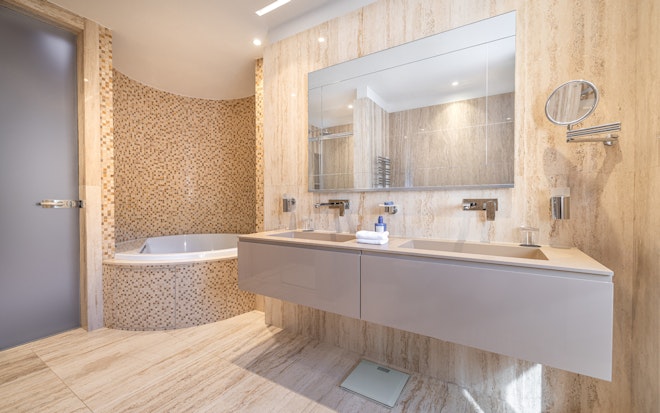 Luxury Suite - Bathroom