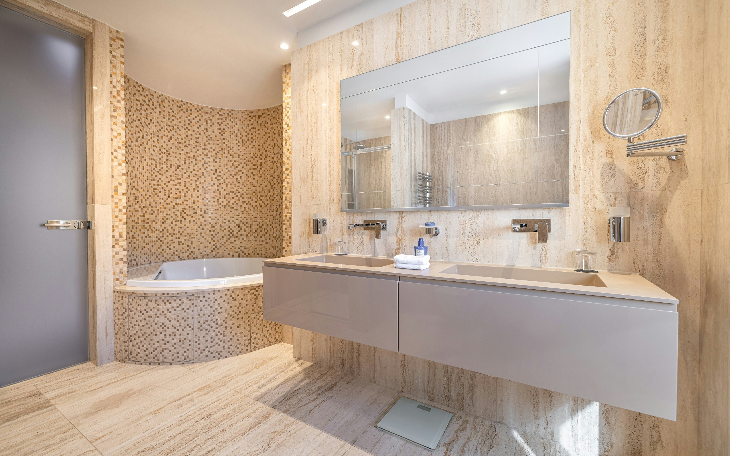 Luxury Suite - Bathroom