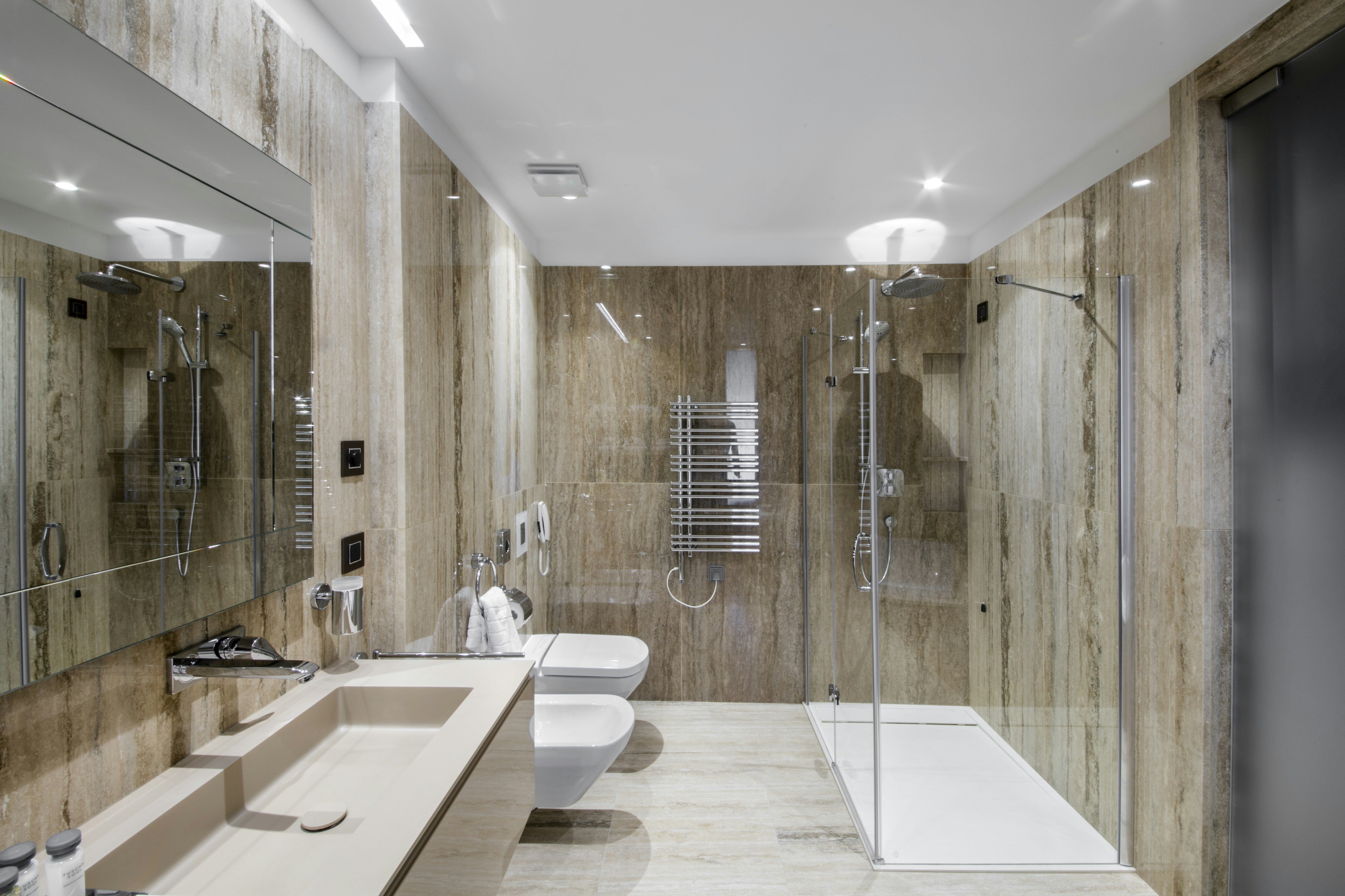 Luxury Suite - Bathroom