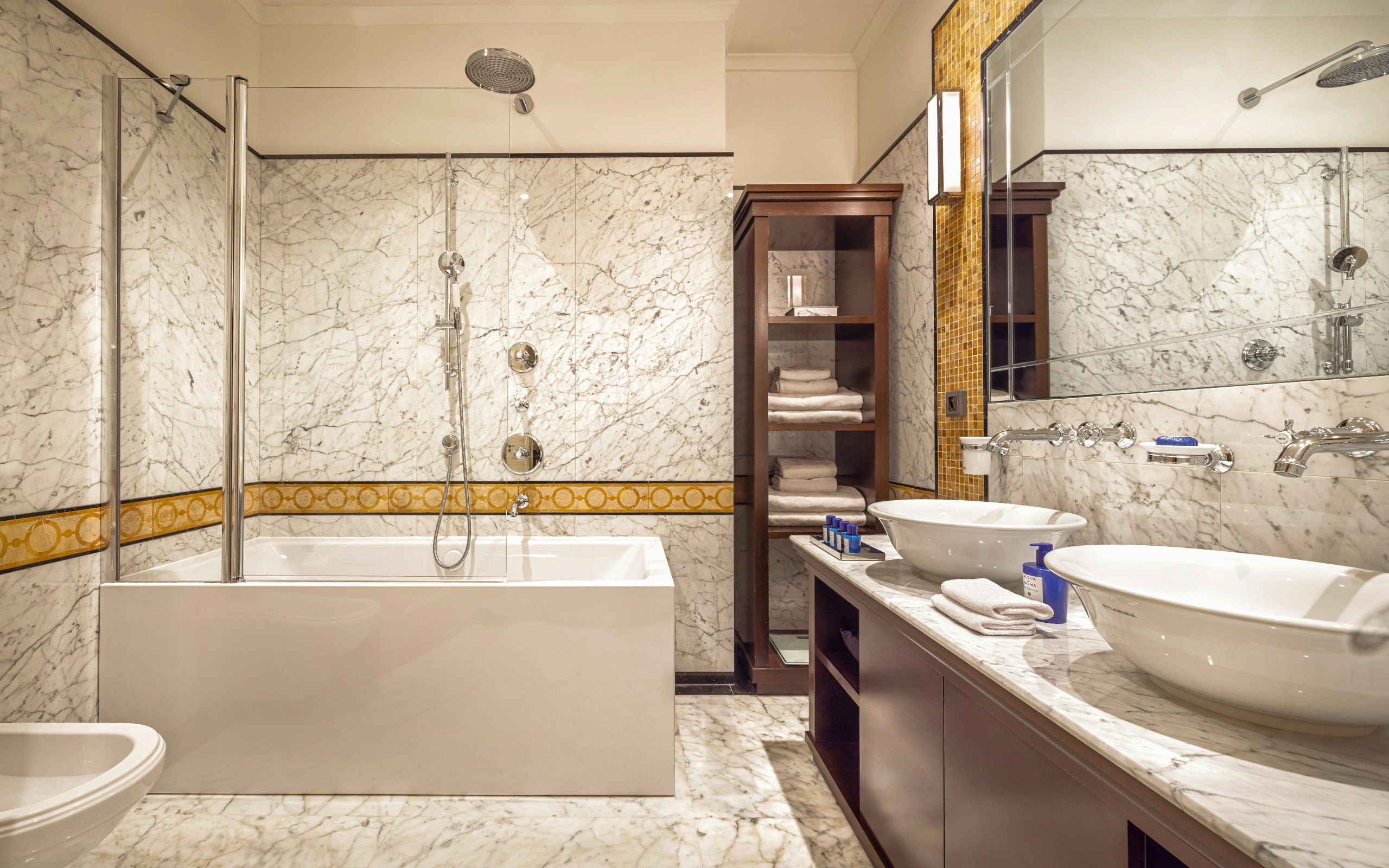 Deluxe room park side bathroom