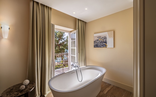 Alhambra Suite with Balcony Sea View - Bathtub