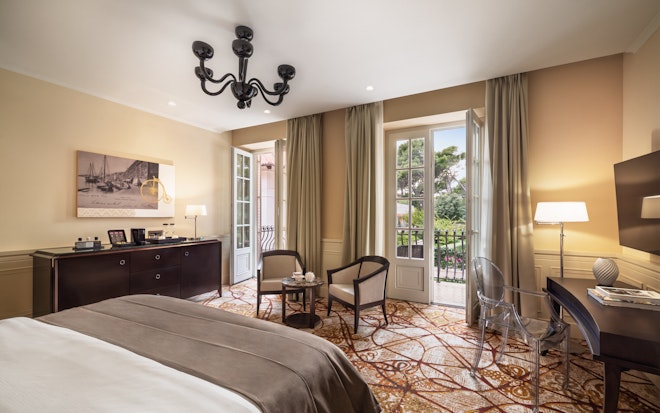 Deluxe Room with Balcony - Bedroom