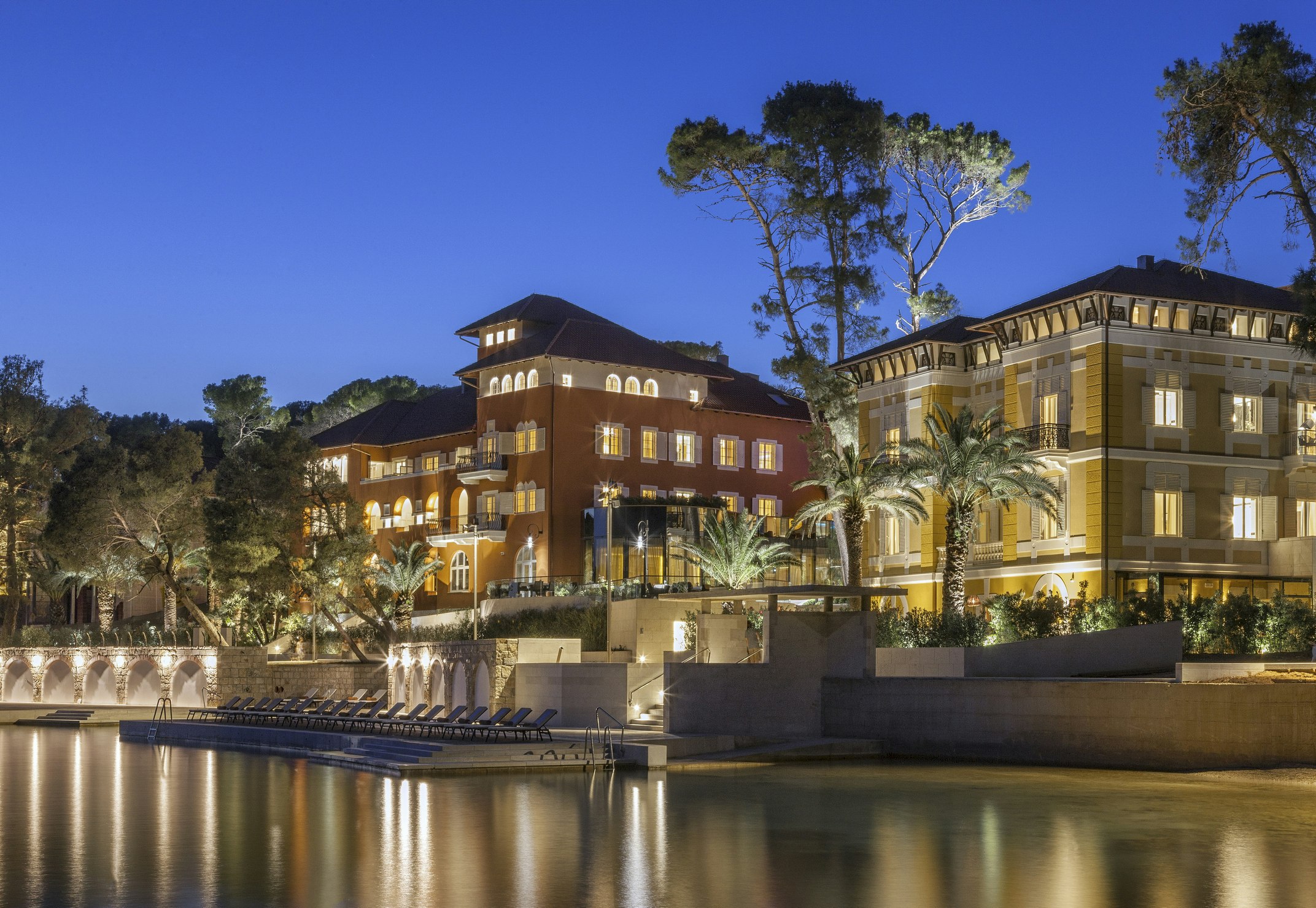 Boutique Hotel Alhambra at night