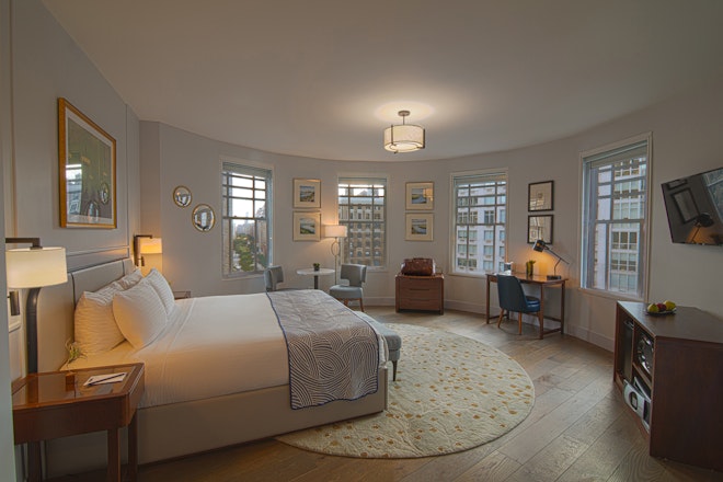 Broadway View 1 King Bed - Bedroom