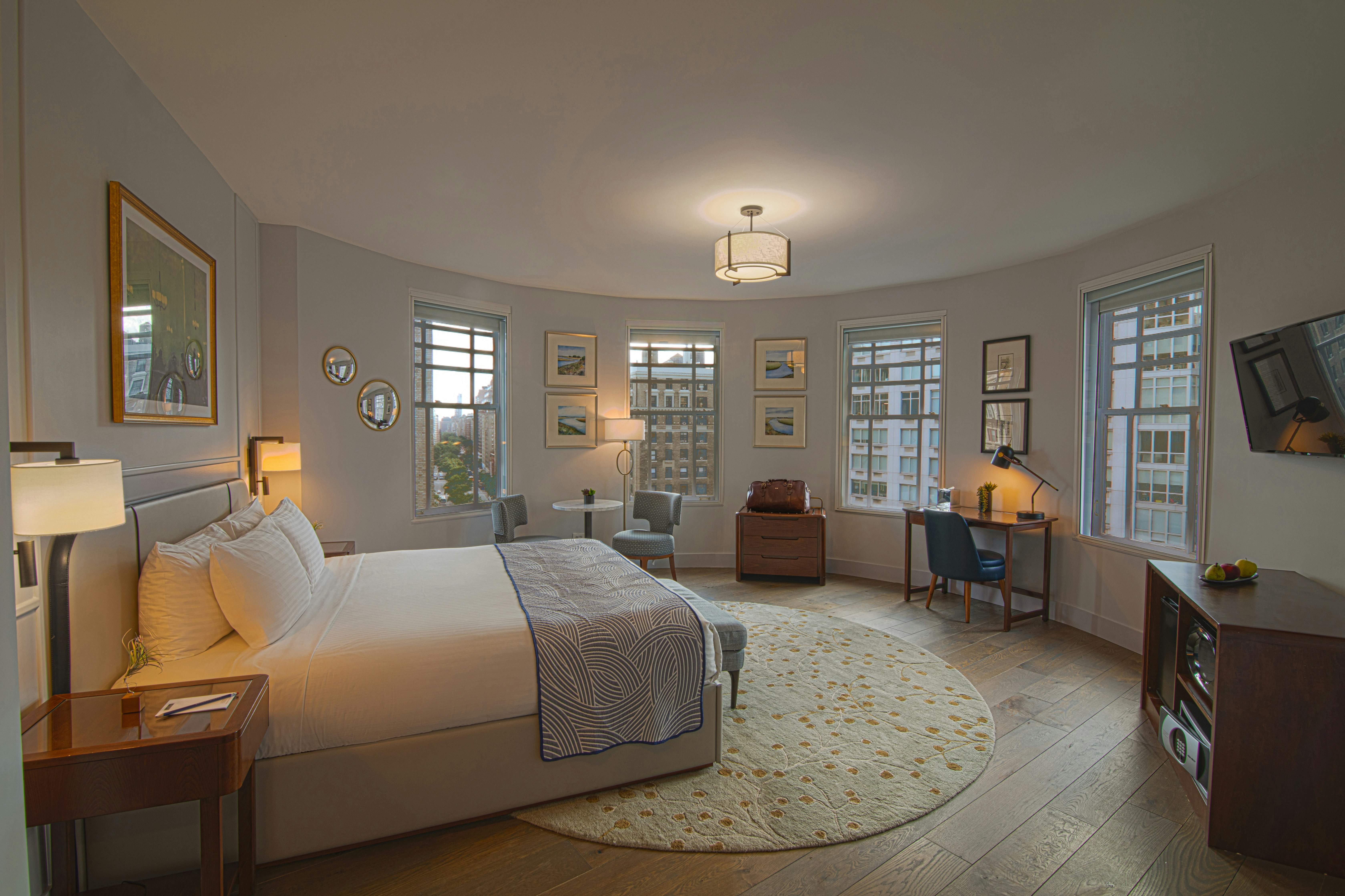 Broadway View 1 King Bed - Bedroom