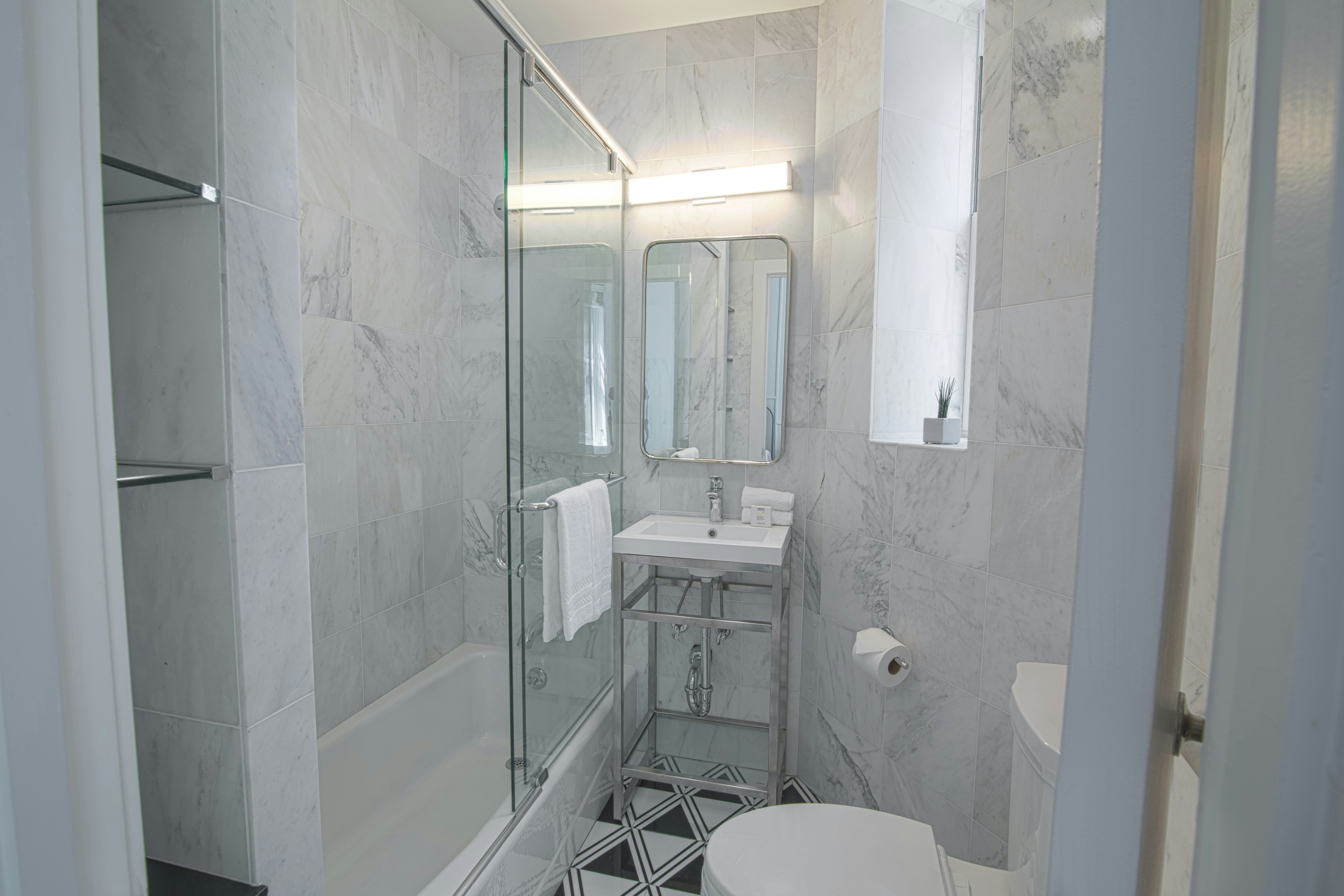 Broadway View 2 Queen Beds - Bathroom