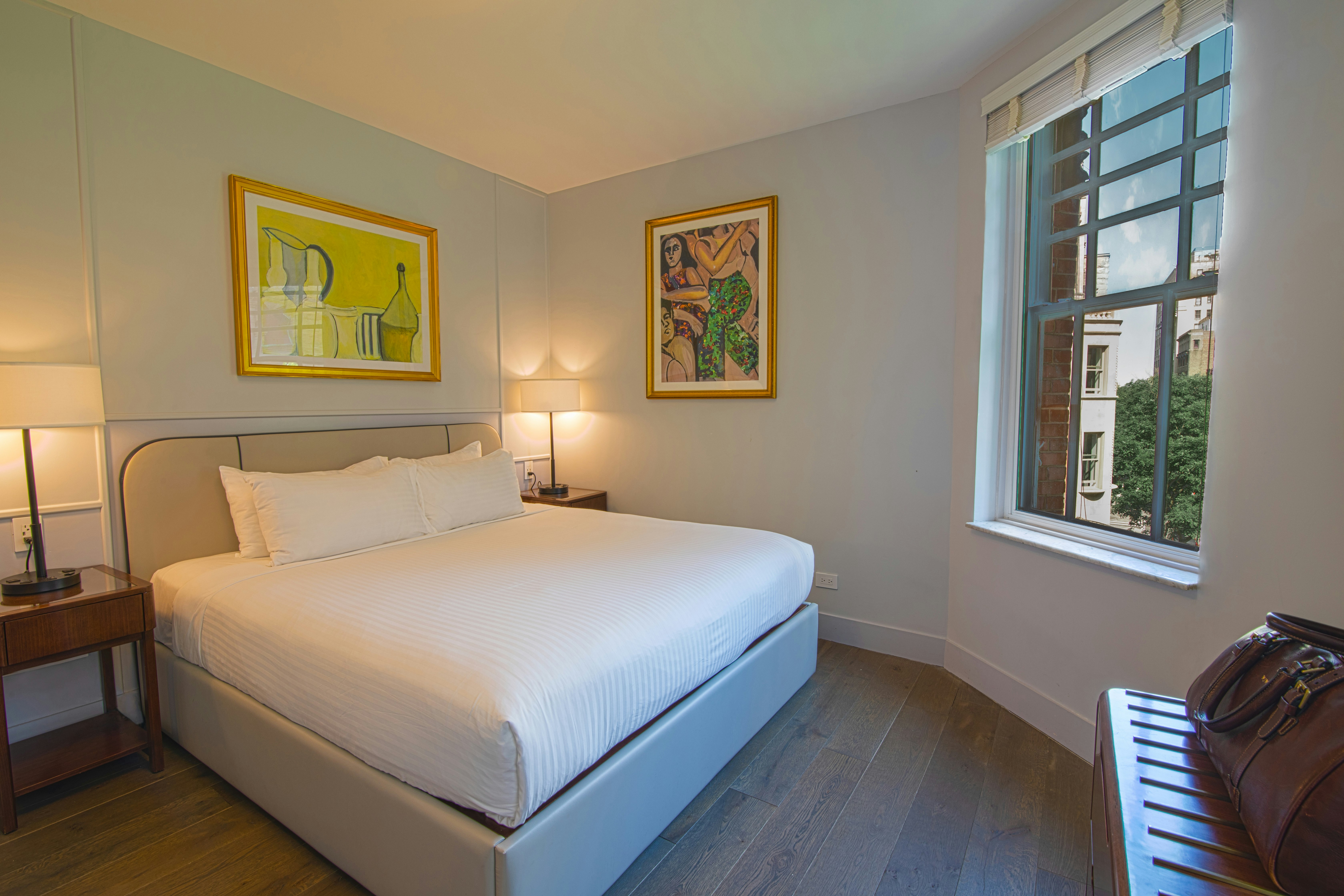 Deluxe King Room - Bedroom