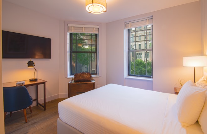 Deluxe Queen Room - Bedroom