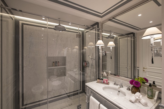 Deluxe - Bathroom
