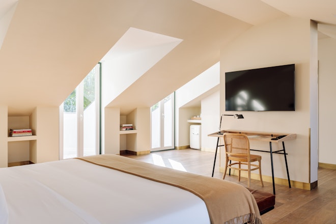 Deluxe Master Suite