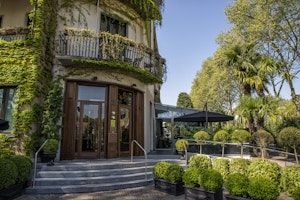 Hotel De La Ville Entrance