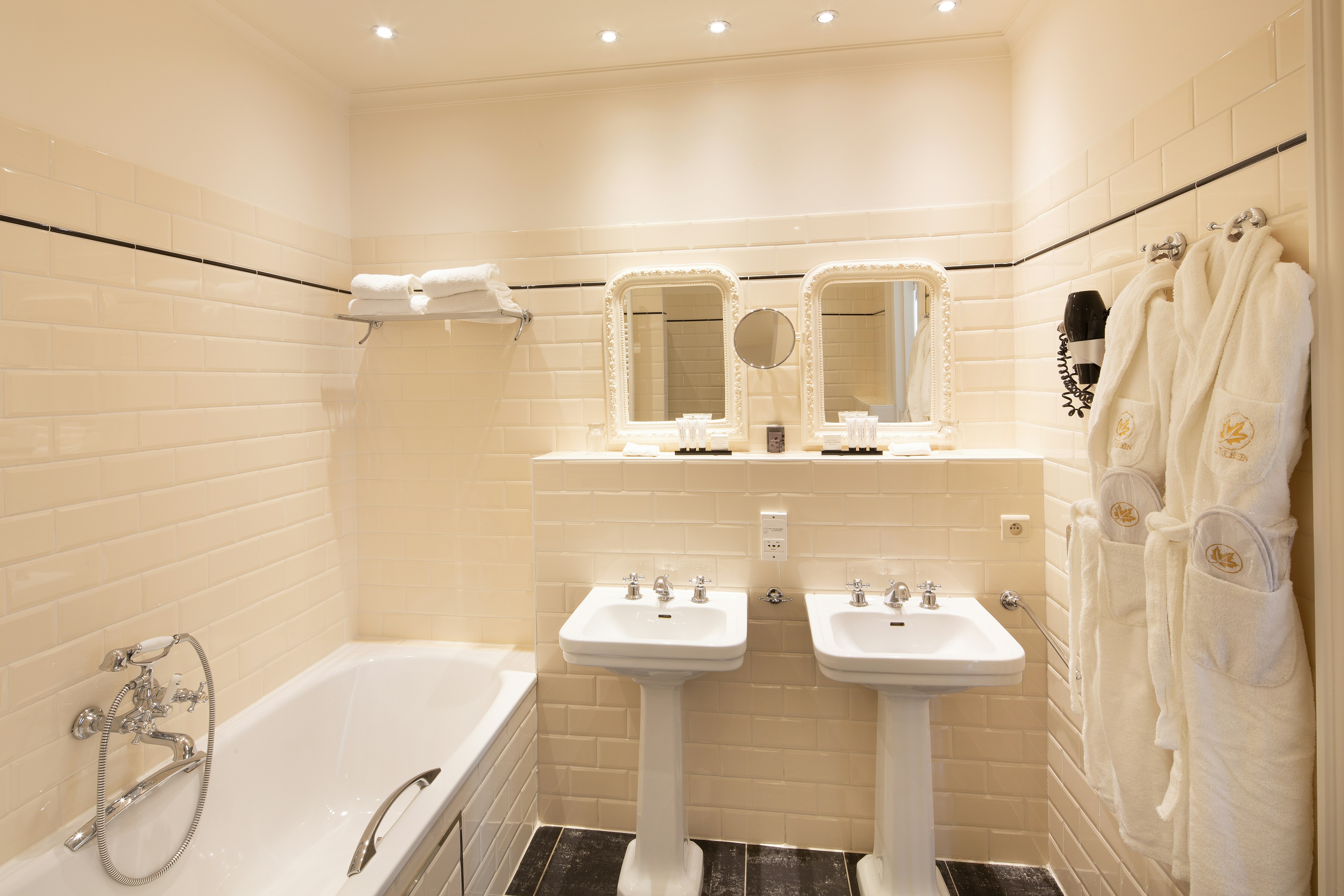 Royal Executive Room with Canal View - Bathroom