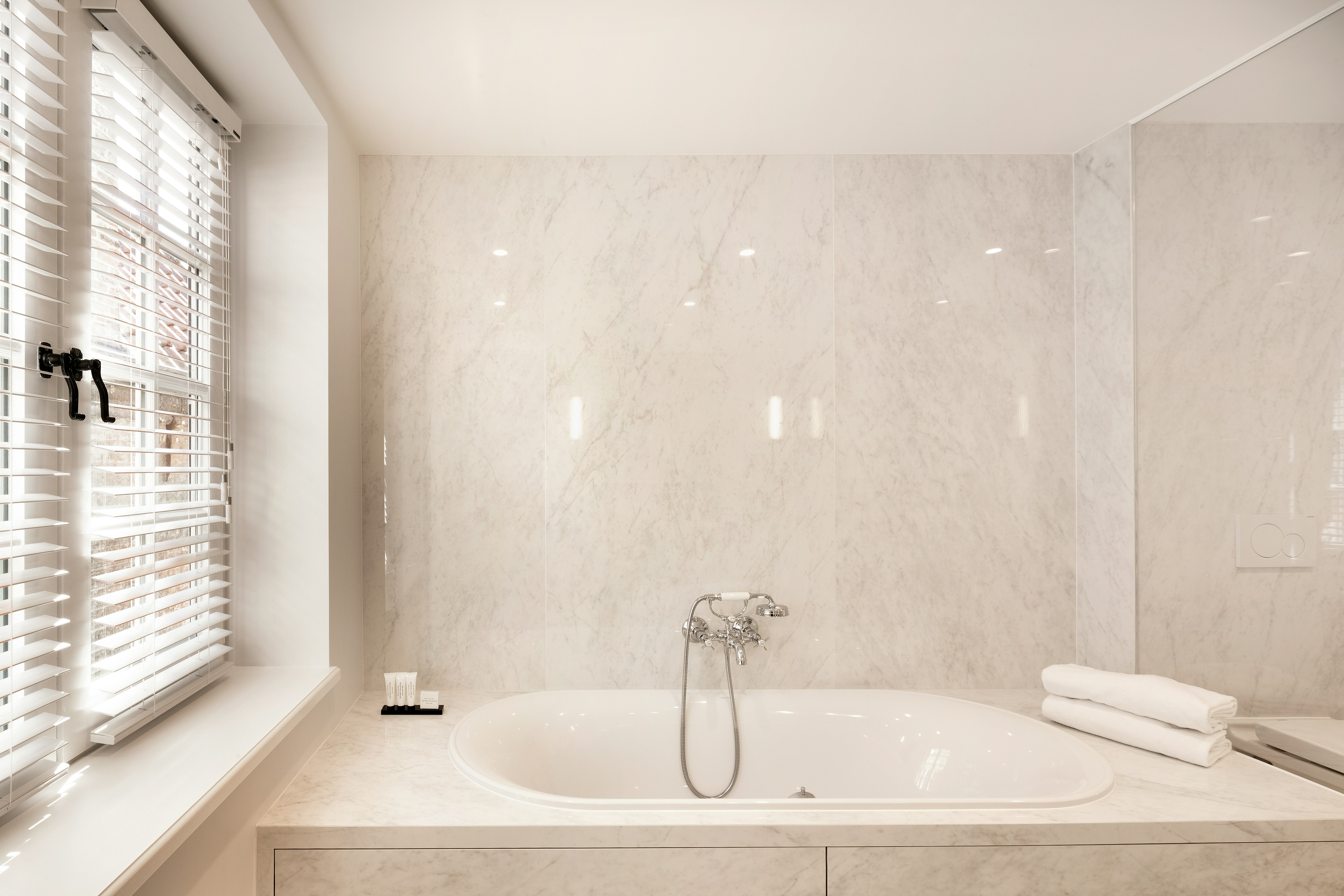 Royal Executive Room with Canal View - Bathroom