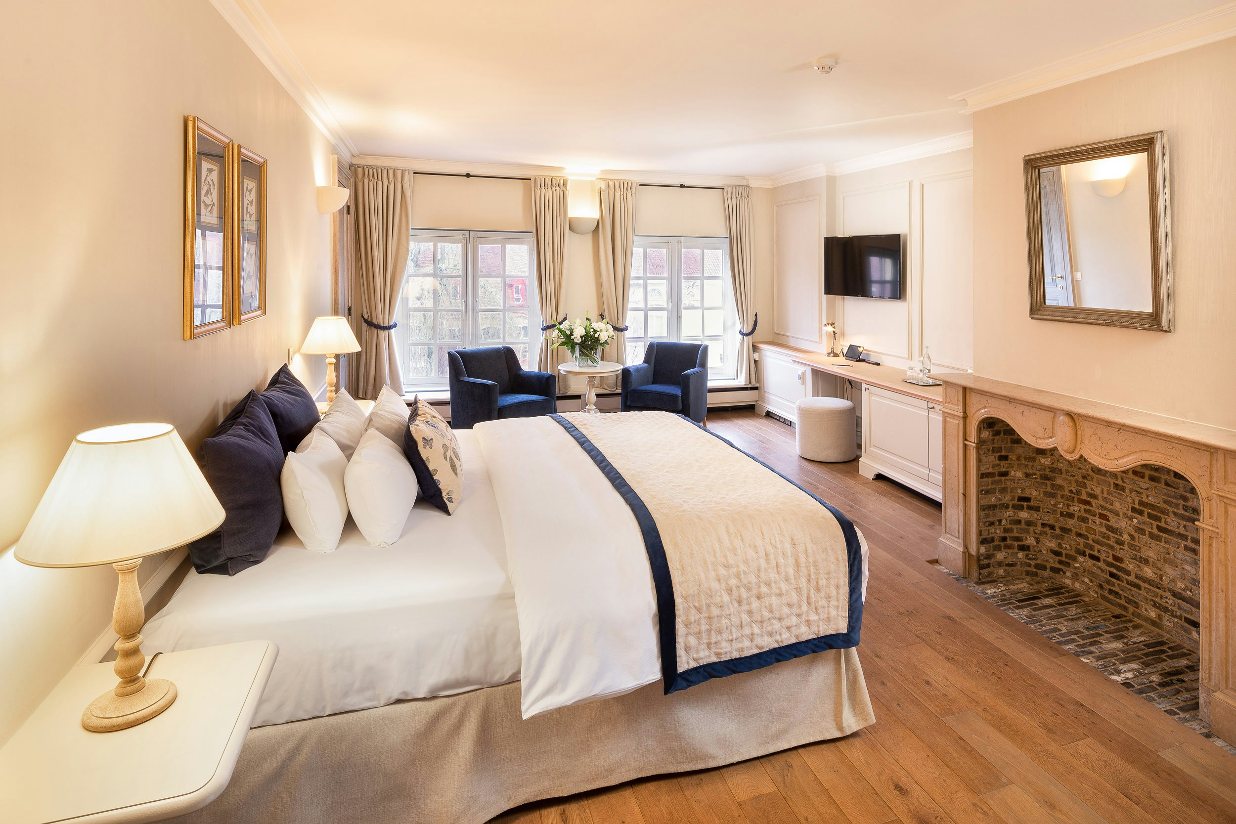 Royal Executive Room with Canal View - Bedroom