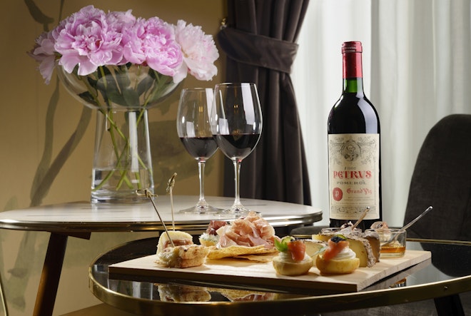 Balcony Suite Living