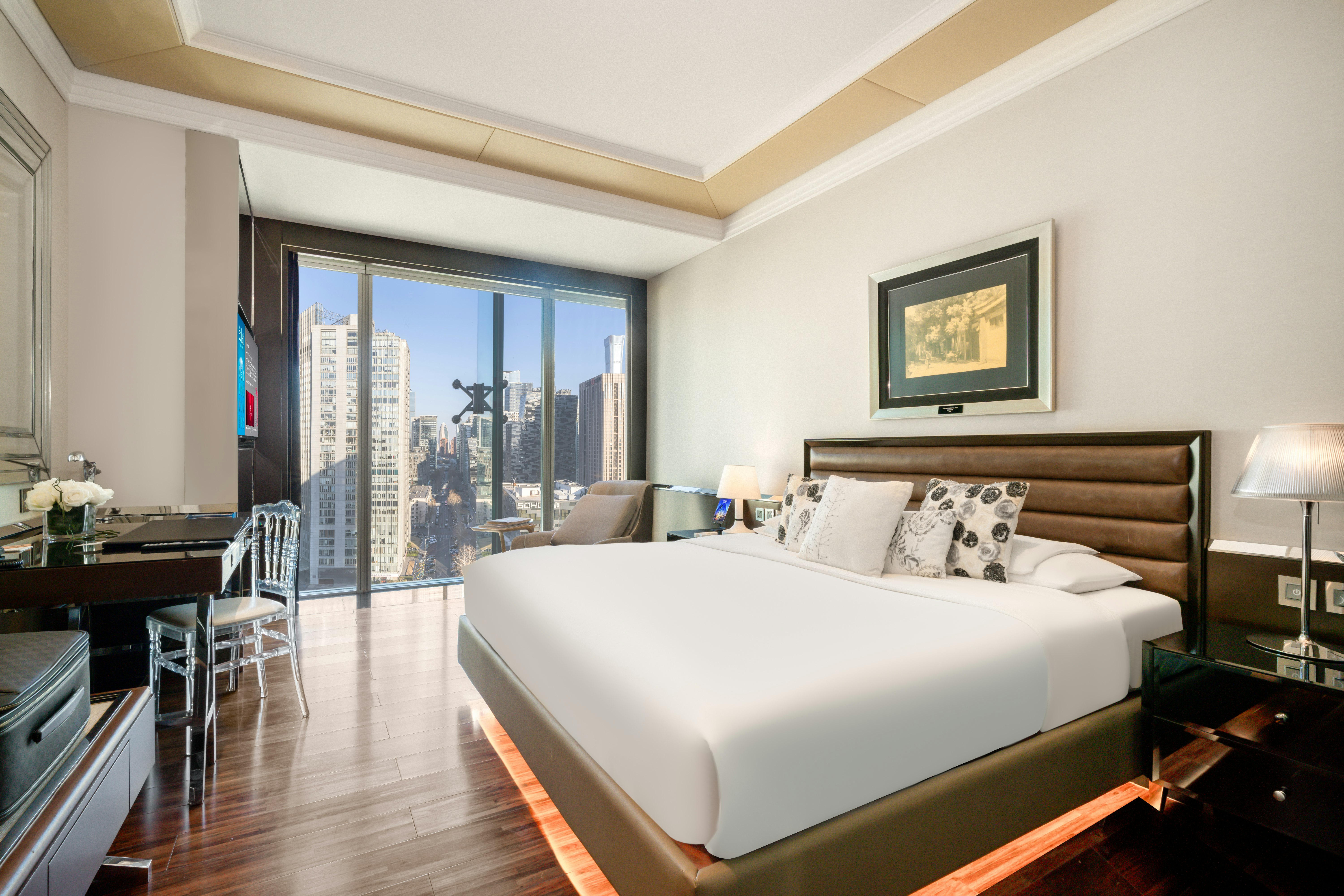 Deluxe Room King Bed - Bedroom