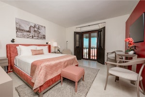 Queen Vista Room