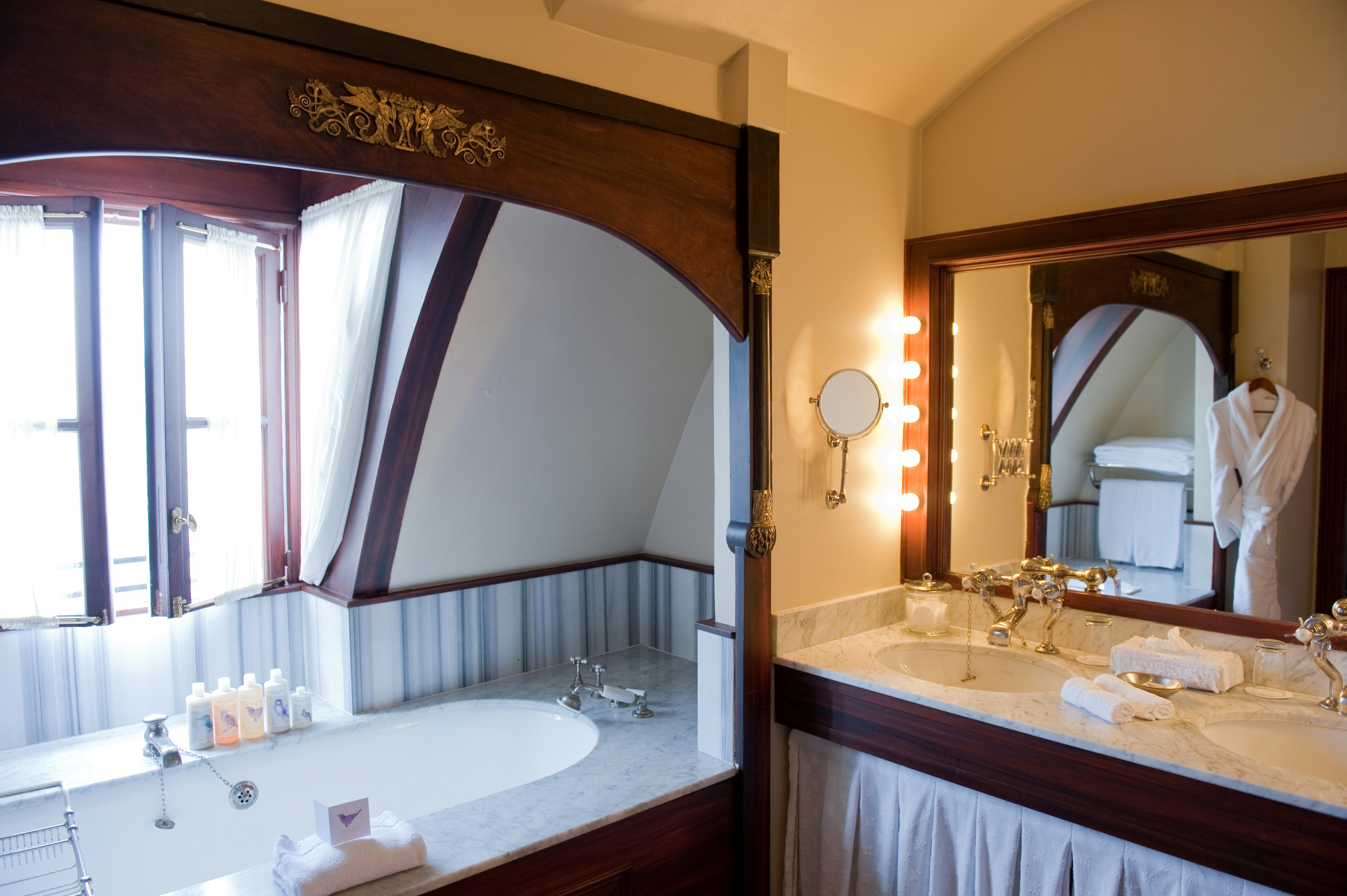 Grand Bedroom Bathroom