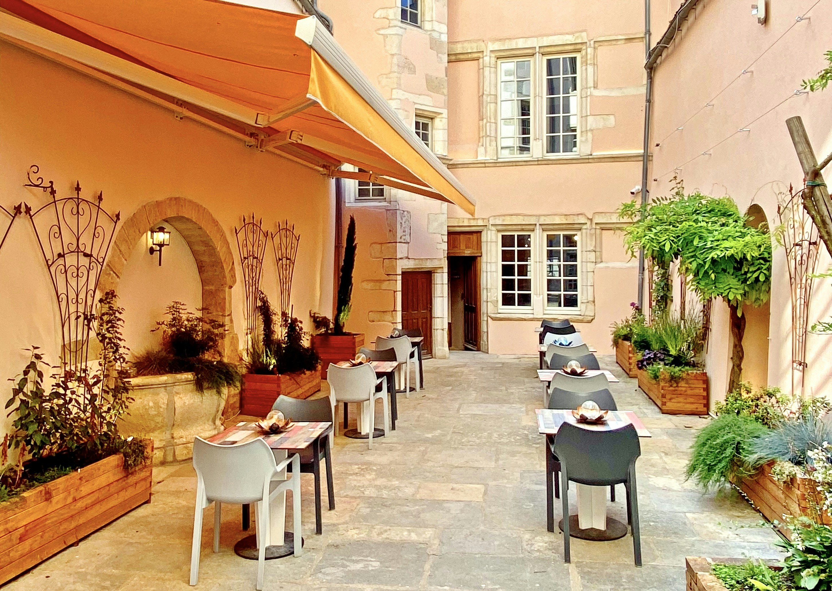 Lunchbox Restaurant - Vegetarian Dining