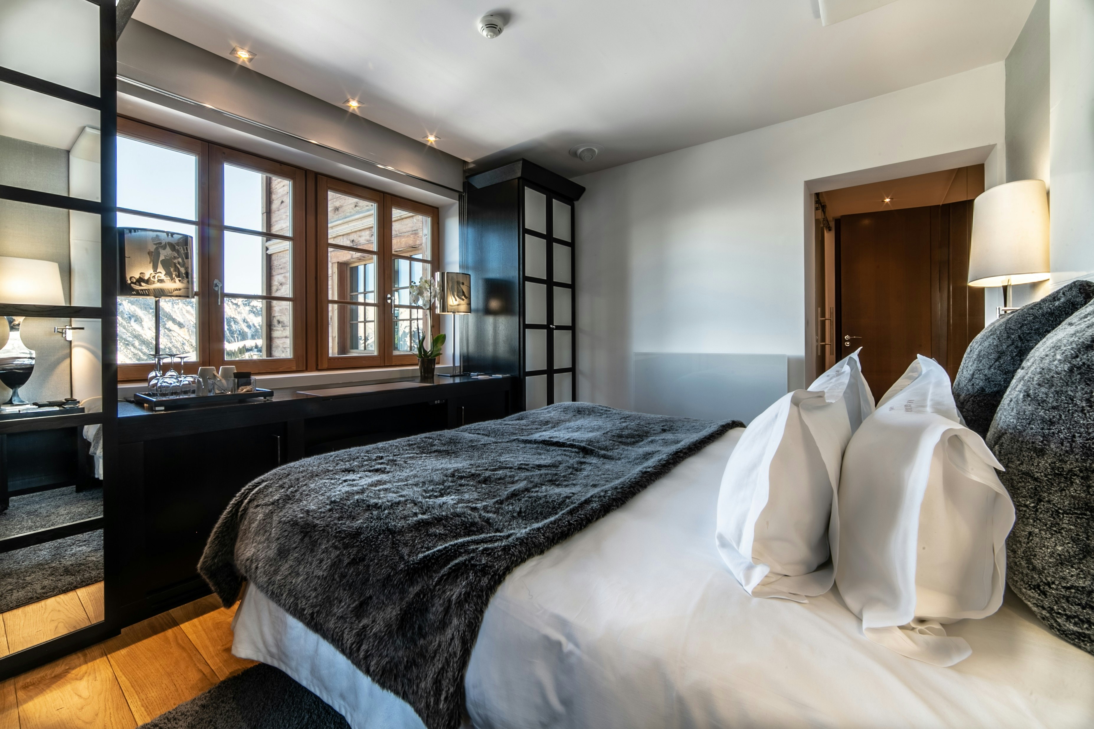 DELUXE SUITE - Bedroom