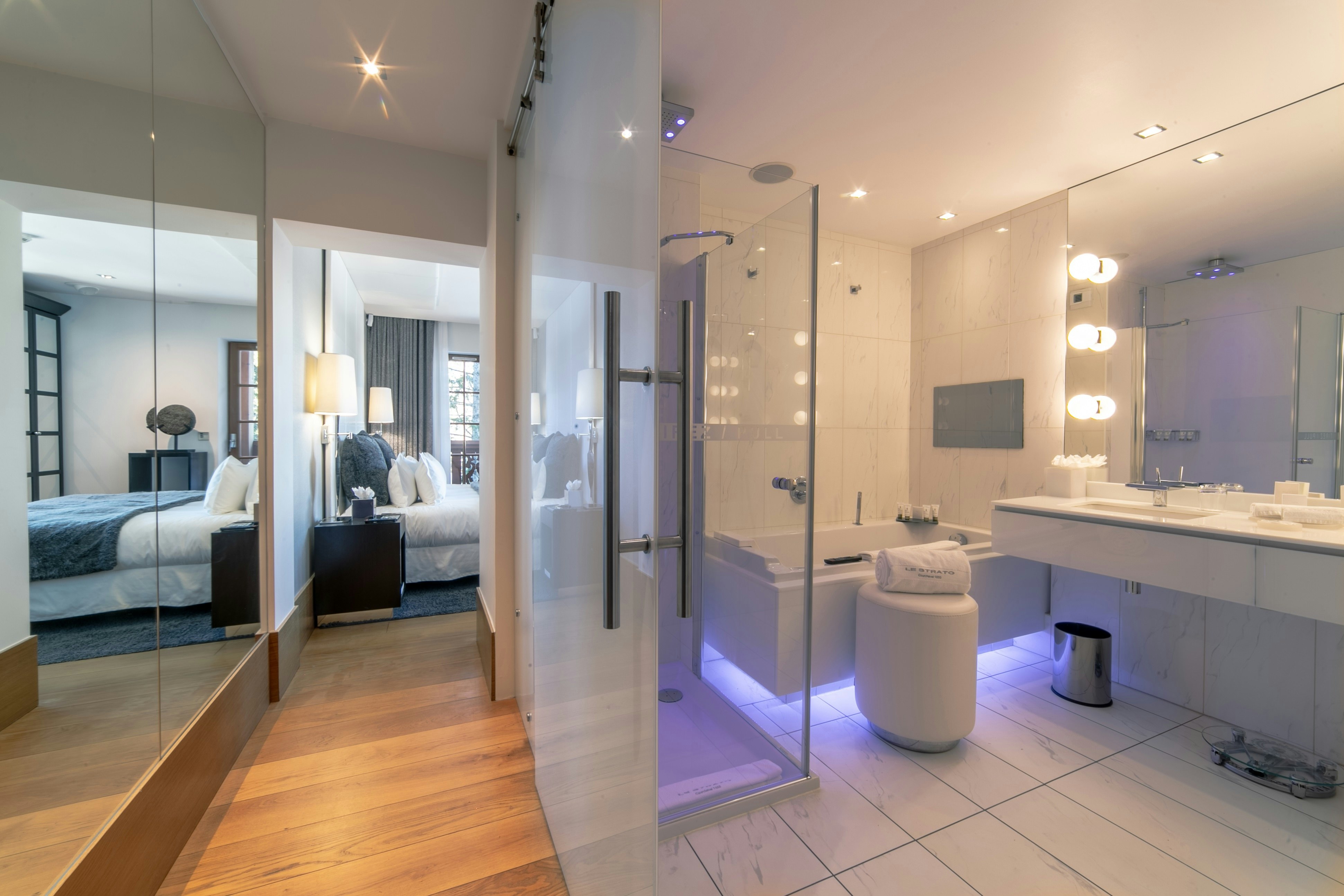 DELUXE SUITE - Bathroom