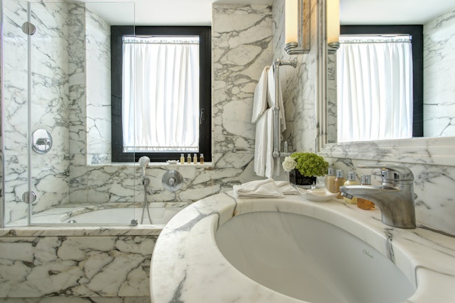 Deluxe Room Bathroom