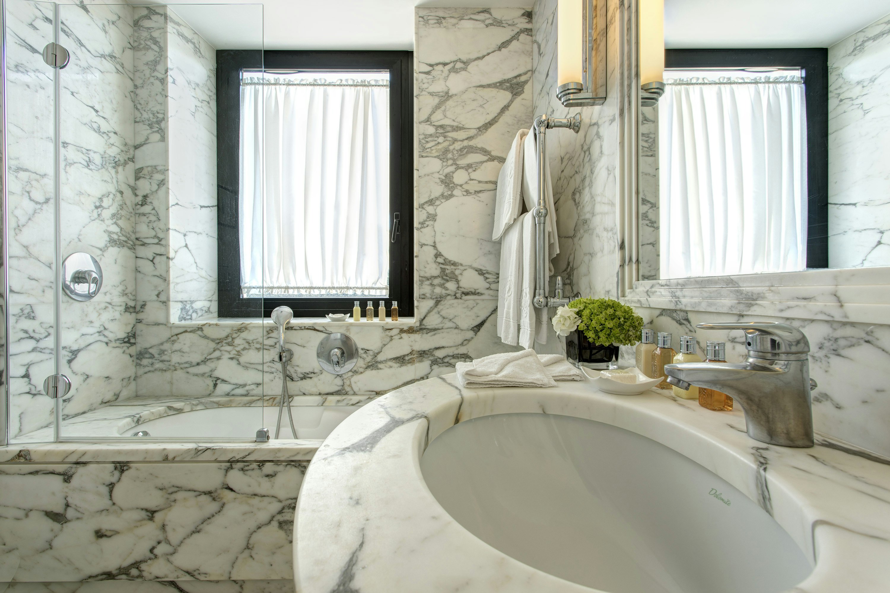 Deluxe Room Bathroom