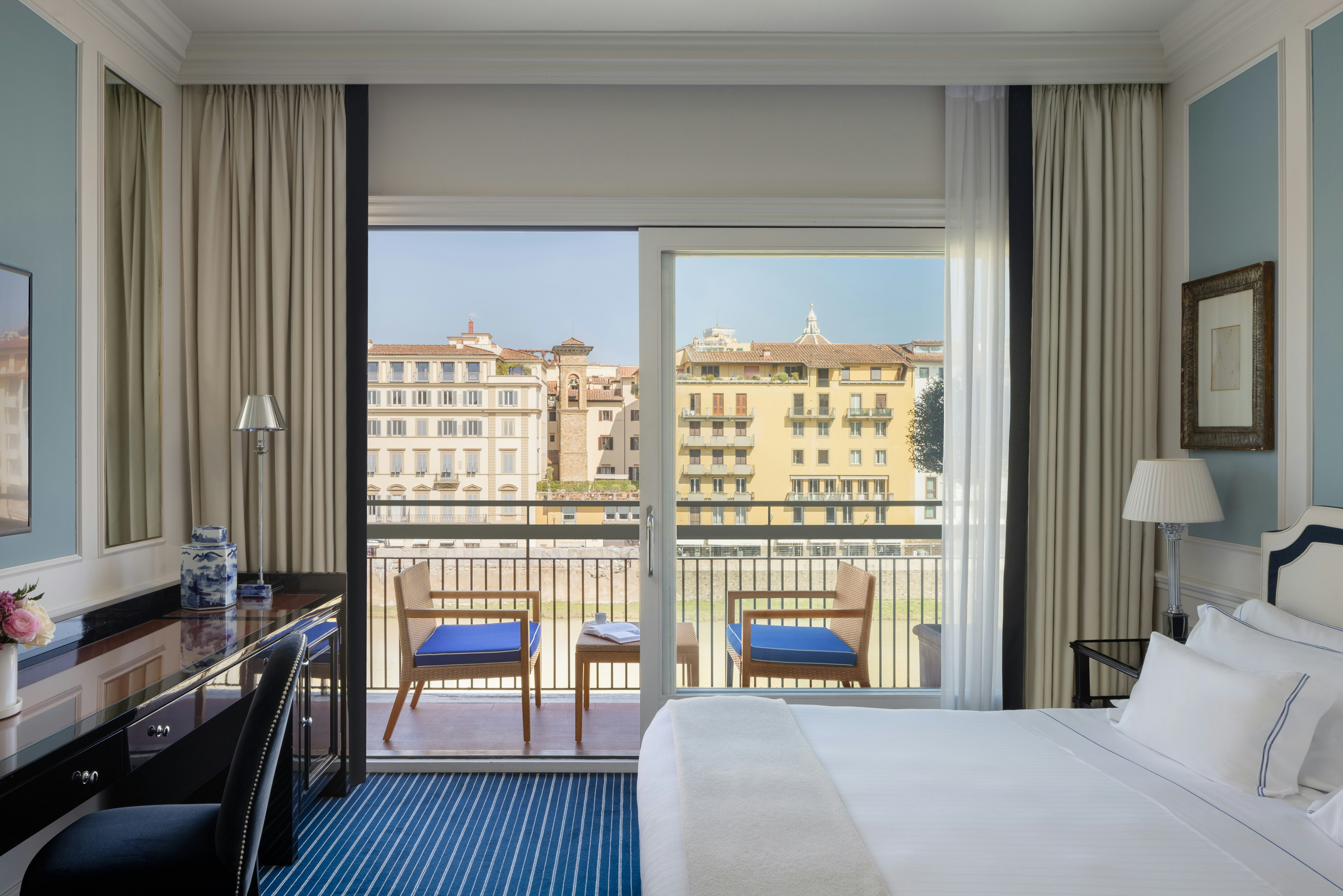 Deluxe Double River - Bedroom