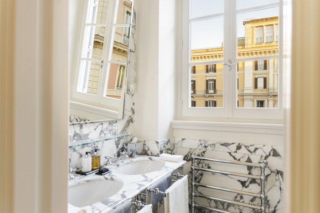 Deluxe Room Bathroom